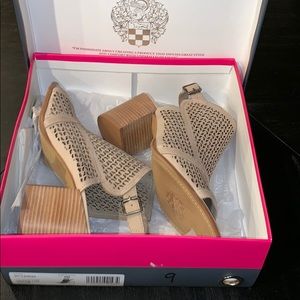 NEW Vince Camuto Lendia Sandal